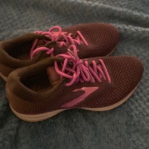 Women’s brooks tennis shoes